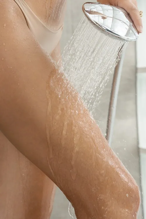 Jak wykonać naprzemienny masaż prysznicem