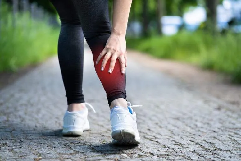 Skurcze łydek w ciąży – jakie są przyczyny i jak sobie z nimi radzić?