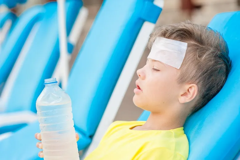 Udar słoneczny − leczenie to schłodzenie chorego i elektrolity 