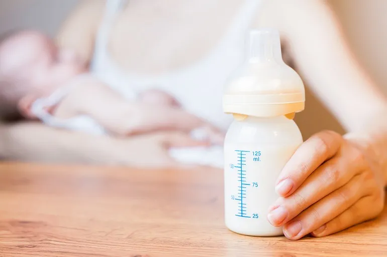 mleko modyfikowane w butelce