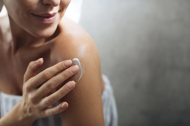 Uszkodzenie naskórka: jak zregenerować popękaną skórę?