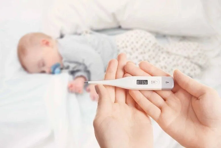 Gorączka u niemowlaka – jakie są przyczyny i jak zbić gorączkę u niemowląt?