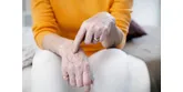 Plamy na dłoniach – jak usunąć przebarwienia?
