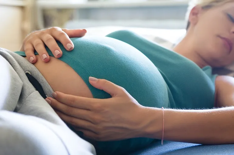 durmiendo en un vientre embarazado