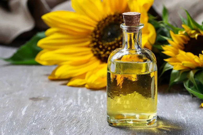 Olej słonecznikowy jako składnik kosmetyków. Na co pomoże?