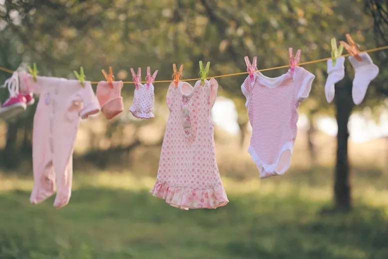 Jak prać ubranka dla noworodka, żeby nie podrażnić jego skóry?