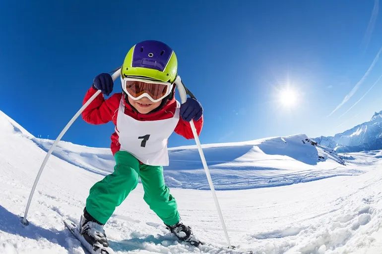 Casco como protección contra lesiones en la cabeza para esquiadores.