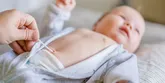 Pielęgnacja pępka noworodka w pierwszych dniach po urodzeniu: spirytus czy woda? 